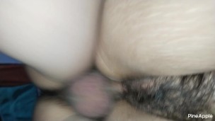 Mi hermanastro entra a mi habitación y me folla muy rico hasta venirse en mi coño peludo