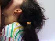 A minha vizinha putinha adora vir em casa fazer uma garganta profunda no meu pau