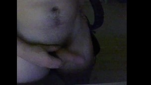 Joven y gran polla quiere correrse contigo, me masturbo delante la cam