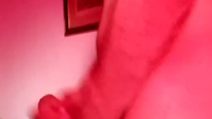 Jugando con mí pene duro en mí habitación