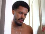 MILF Pelirroja venezolana es seducida y cortejada por morena con abundante afro 3/16