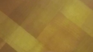 éjaculation sur la table du salon