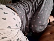 MI PADRASTRO SE ENOJA CON MI MAMA Y SE METE EN MI CAMA JUGAMOS A JUEGOS PROHIBIDOS 3/16