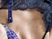 Mi guarda mentre mi masturbo con il vibratore e plug anale! Figa pelosa, carnosa e cremosa 10/16