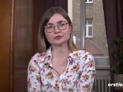 Ersties - Emily kommt mit Glasdildo zum Höhepunkt 13/16