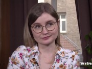 Ersties - Emily kommt mit Glasdildo zum Höhepunkt 4/16