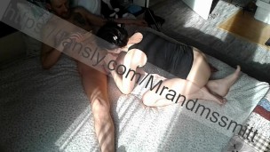 милфа смачно доводит член до семяизвержения