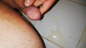 hombre joven desesperado pissing, rapido y placentero