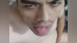 HOMBRE CON VERGA ENORME, JUGOSA Y PERFECTA DE 18CM SACANDO LECHE CON SEMEN PARA TI (VERSIÓN 3GP)