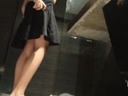 Entro en el baño cuando ella se ducha y la follo hasta correrme encima de ella