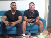 2 amigos consiguen que jovencita les chupe la polla por dinero 3/16