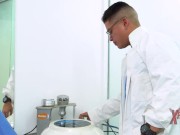 Pelirroja ninfómana va al doctor para que le cure su dolor con sexo oral 2/16