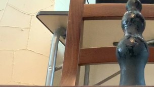 IL MIO RAGAZZO GAY SI FILMA DI NASCOSTO MENTRE LUBRIFICA IL DILDO CON LA SUA SBORRA E LO SCOPA