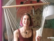 Ersties - Flora gibt Veronica eine heiße Jerk-Off-Anleitung für Girls 12/16