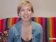 Ersties - Flora gibt Veronica eine heiße Jerk-Off-Anleitung für Girls 15/16