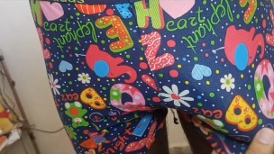 Le tocó la enorme y gruesa polla por el pantalóncillo y se le pone duro.