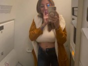 Milf aburrida en un vuelo se va al baño a masturbarse y deja un mojadero 1/16