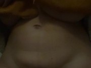 Milf aburrida en un vuelo se va al baño a masturbarse y deja un mojadero 3/16