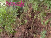 Loira com bunda grande vai colher pinhão e faz um boquete ao ar livre com direito a gozada na boca 3/16