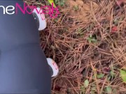 Loira com bunda grande vai colher pinhão e faz um boquete ao ar livre com direito a gozada na boca 4/16