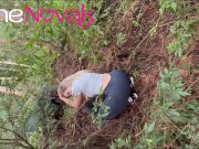 Loira com bunda grande vai colher pinhão e faz um boquete ao ar livre com direito a gozada na boca 5/16