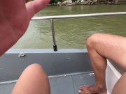 Loira casada não aguenta de tesão e fode com marinheiro no pelo em passeio de lancha 9/16