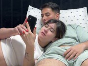 Mi hermanastra interrumpe mi juego y la pongo a chupar mi polla 6/16