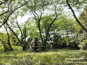 大自然の中で森林浴の快感とセックスの快感が入り交じりエクスタシーを感じるギャルカップル - Screenshot 10 of 16 - ギャル