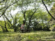 大自然の中で森林浴の快感とセックスの快感が入り交じりエクスタシーを感じるギャルカップル - Screenshot 2 of 16 - ハメ撮り