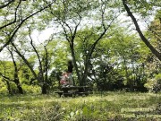 大自然の中で森林浴の快感とセックスの快感が入り交じりエクスタシーを感じるギャルカップル - Screenshot 4 of 16 - Japanese