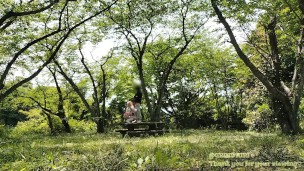 大自然の中で森林浴の快感とセックスの快感が入り交じりエクスタシーを感じるギャルカップル