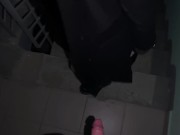 Приехала голая к парню, но потрахалсь в подъезде с соседом 9/16