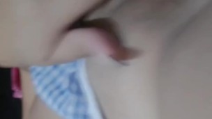 TATUADA SE MASTURBA CON DILDO