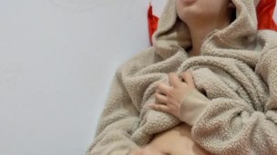 Twink se masturba solo en casa hasta sacar toda su semen