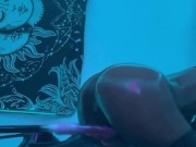 Ebony juega con juguete 2/16