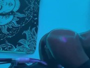 Ebony juega con juguete 8/16