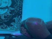 Ebony juega con juguete 9/16