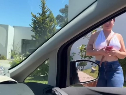 Nos van a ver! Uber apenado cuando le muestro mi culo rosa.