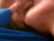 MI PADRASTRO VIENE A DARME LAS BUENAS NOCHES Y TERMINAMOS CON BESOS APASIONADOS SEMEN EN LA BOCA