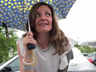 Je baise une MILF sur un parking et elle avale mon sperme - Marty&Wendy