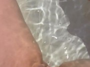 Девушка после секса с кримпаем писает в воду в ванне! Грязные Русские Разговоры 13/16