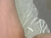 Девушка после секса с кримпаем писает в воду в ванне! Грязные Русские Разговоры 14/16