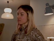 Ersties - Kittis lustvolle Selbstbefriedigung mit Dildo 12/16