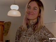 Ersties - Kittis lustvolle Selbstbefriedigung mit Dildo 3/16