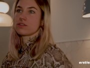 Ersties - Kittis lustvolle Selbstbefriedigung mit Dildo 9/16