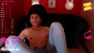 Jugando con mis pies mientras uso un skinny Jean que apreta mi culo y mis bolas - Gay Twink Cam show