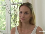 Ersties - Blonde Schönheit Mary macht es sich mit Fingern und Vibrator 13/16