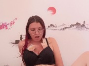 Deine Finanziell dominierende Herrin vergnügt sich an deinem Geld 12/16