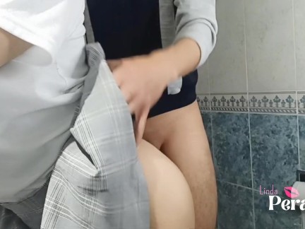 Dos compañeros se escapan de la escuela para follar, colegiala folla con su compañero mayor