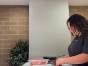 ROOMIES CACHONDAS! Me da cerveza y finge no ver como me la chupan